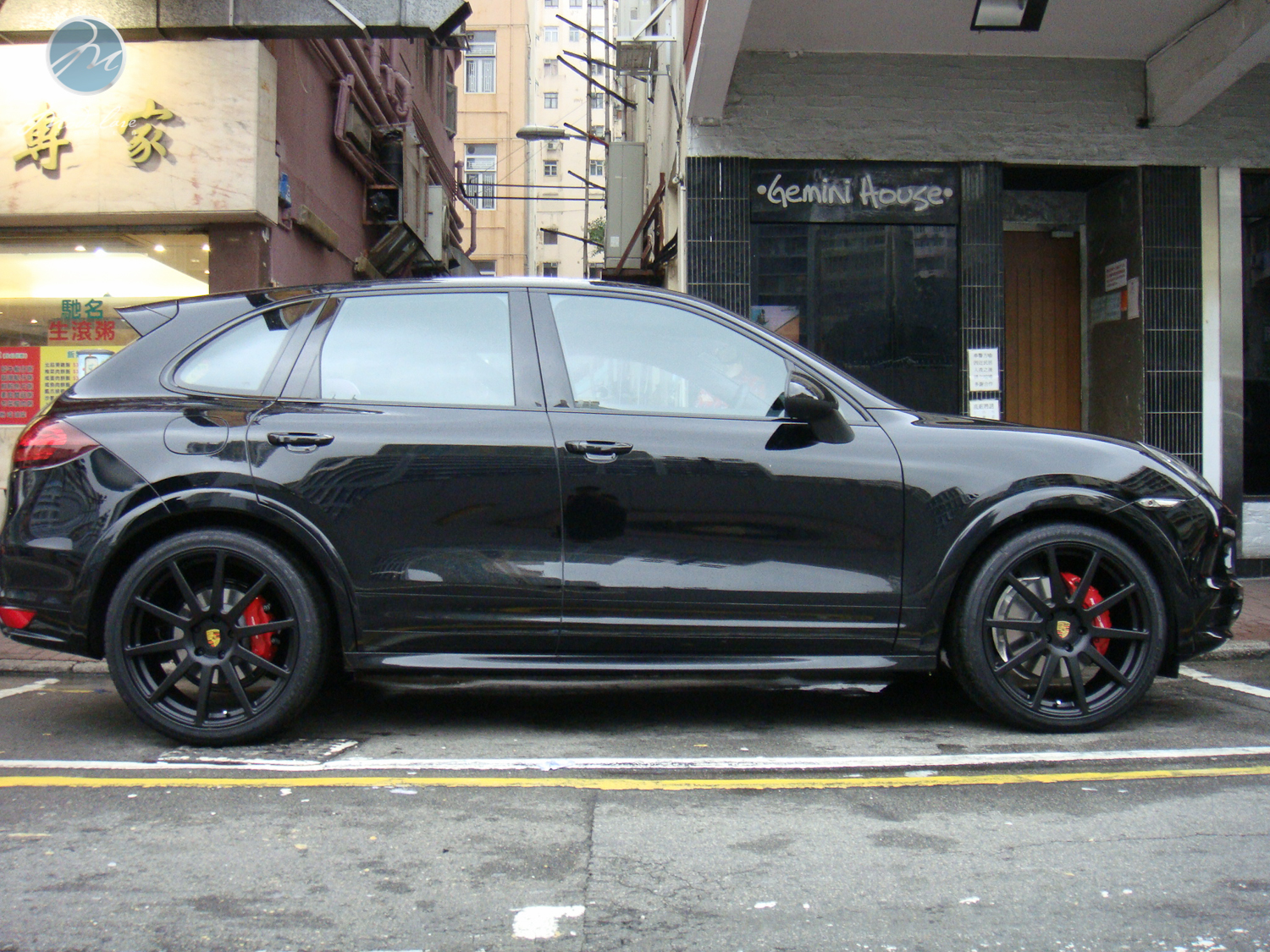 Porsche Cayenne красный на белых дисках