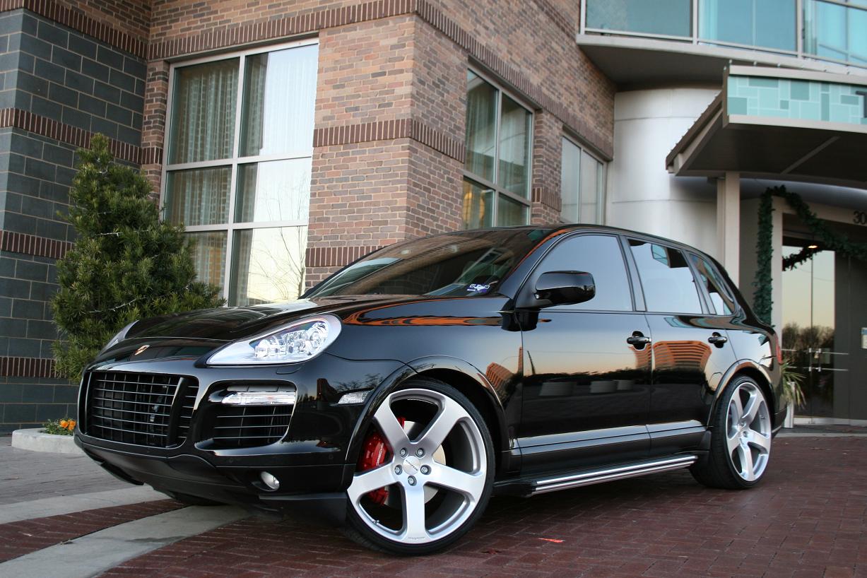 Porsche Cayenne красный на белых дисках