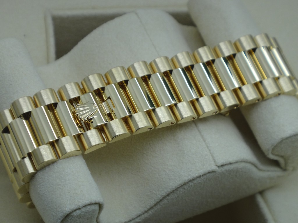 FSOT: Rolex Day-Date 40 228238 18K Yellow Gold Silver Roman Dial ...